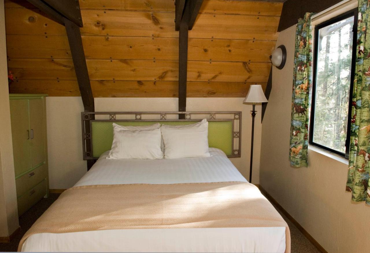 Cabins On Strawberry Hill Otel Pine Dış mekan fotoğraf